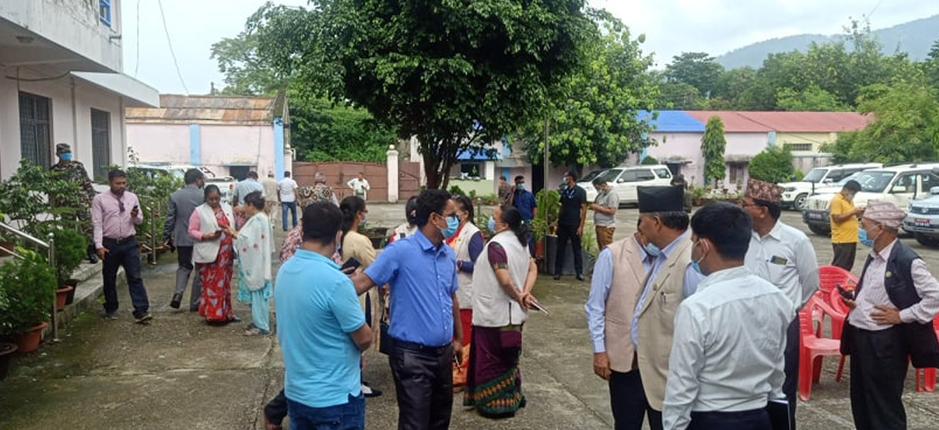 एमाले संसदीय दलको बैठक सकियो, पोखरेलले साढे १२ बजेसम्म अदालतको निर्णय पर्खने